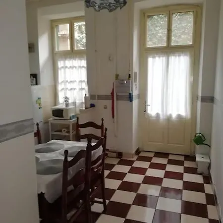 Rozsa Lak *