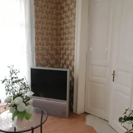Rozsa Lak Apartment